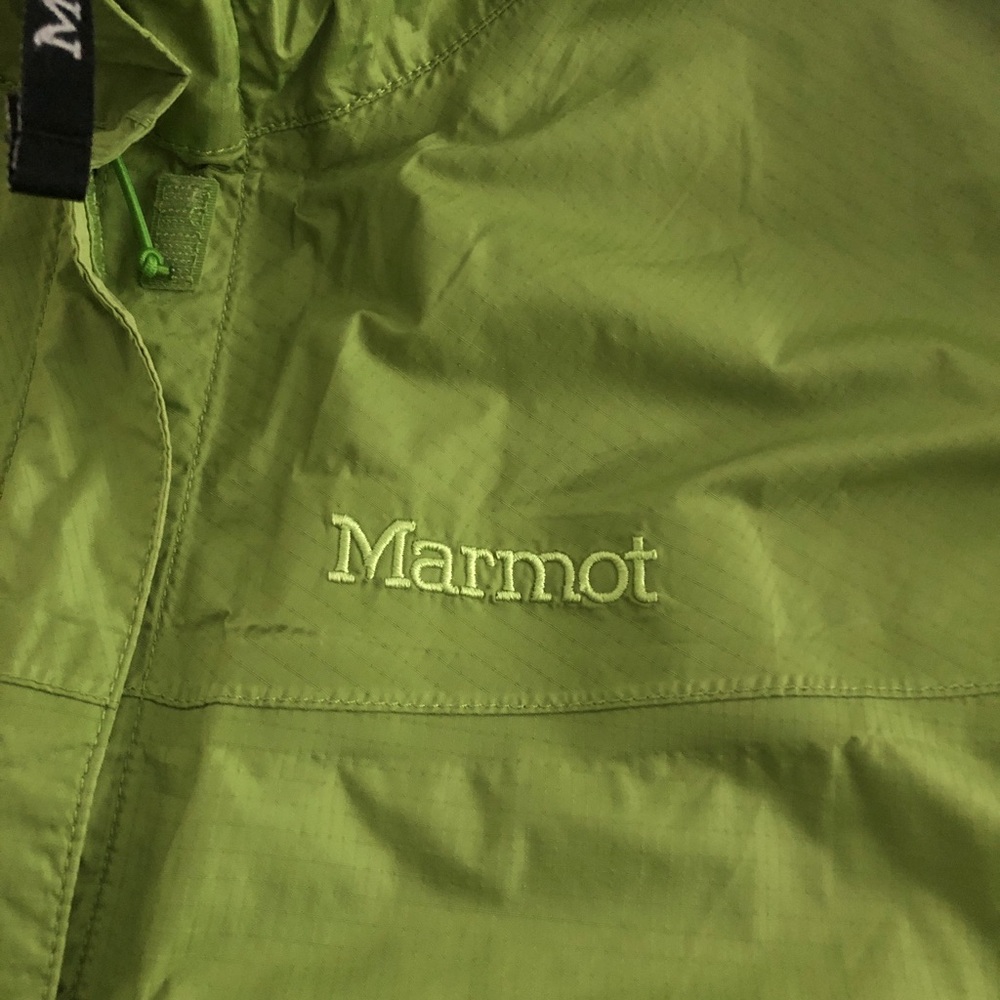 Marmot Womens Hooded Rain Jacket Zippered Pockets sz L excellent used condition.